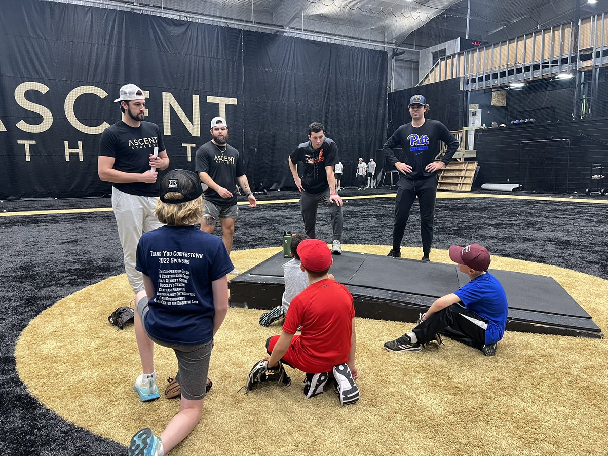 AscentAthlete_'s tweet photo. #AscentPro Series here at Ascent Athlete!
Tonight @TimBrennan14 (Rangers) @danhammer8 (Orioles) and Billy Corcoran (Diamondbacks) lead our youth development.
4 weeks of working with the pros, training like the pros and succeeding like the pros.
#AscentAthlete #TrainAbove https://t.co/vuQMVR4YvY