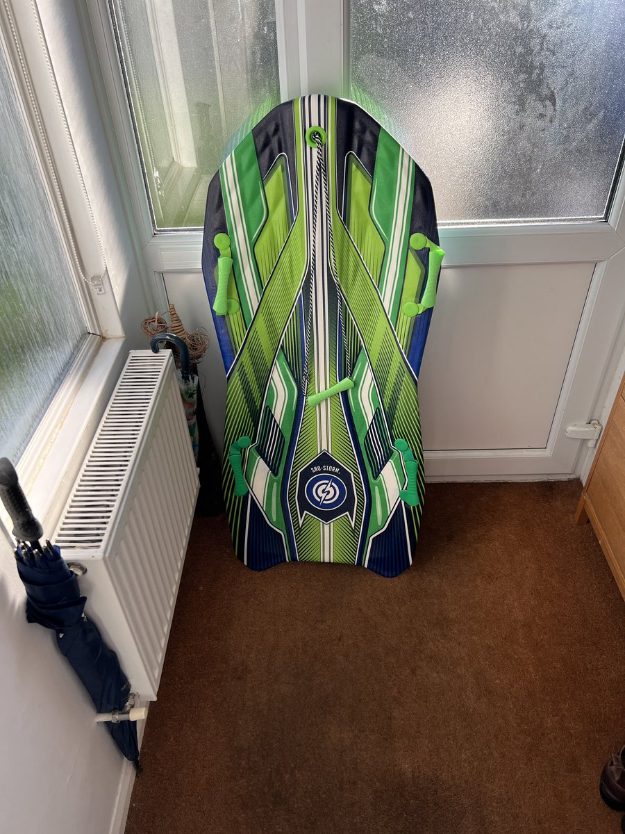 james_SE140's tweet photo. Either the best purchase of the year or an expensive garage ornament! @KentCsw seems pretty sure it’s going to get some use soon! #kentsnow #4x4response #letitsnow https://t.co/iUiAYXYfmV