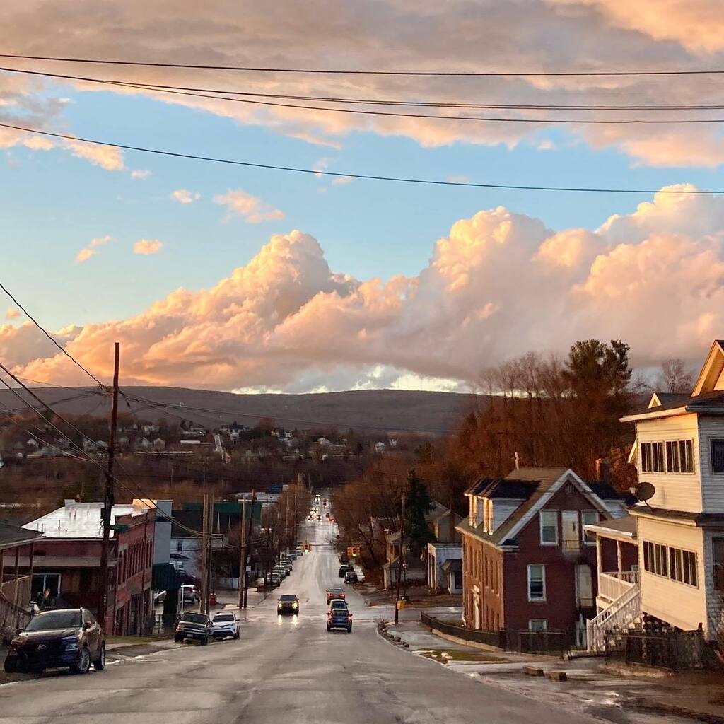 Maureen1743's tweet photo. December 3, 2022 Dusk East Elm Street. #mood
#Scranton #scrantonpa #nepa #igers_nepa  #nepascene #cityscape #igers_scranton #The570 #scrantonscape #TheElectricCity #scrantonlove #pennsylvania_life  #endlessmountains  #streetshot #lackawanna  #Scranton_mh… https://t.co/oO2xwl1uDH https://t.co/G27jPnkwKb