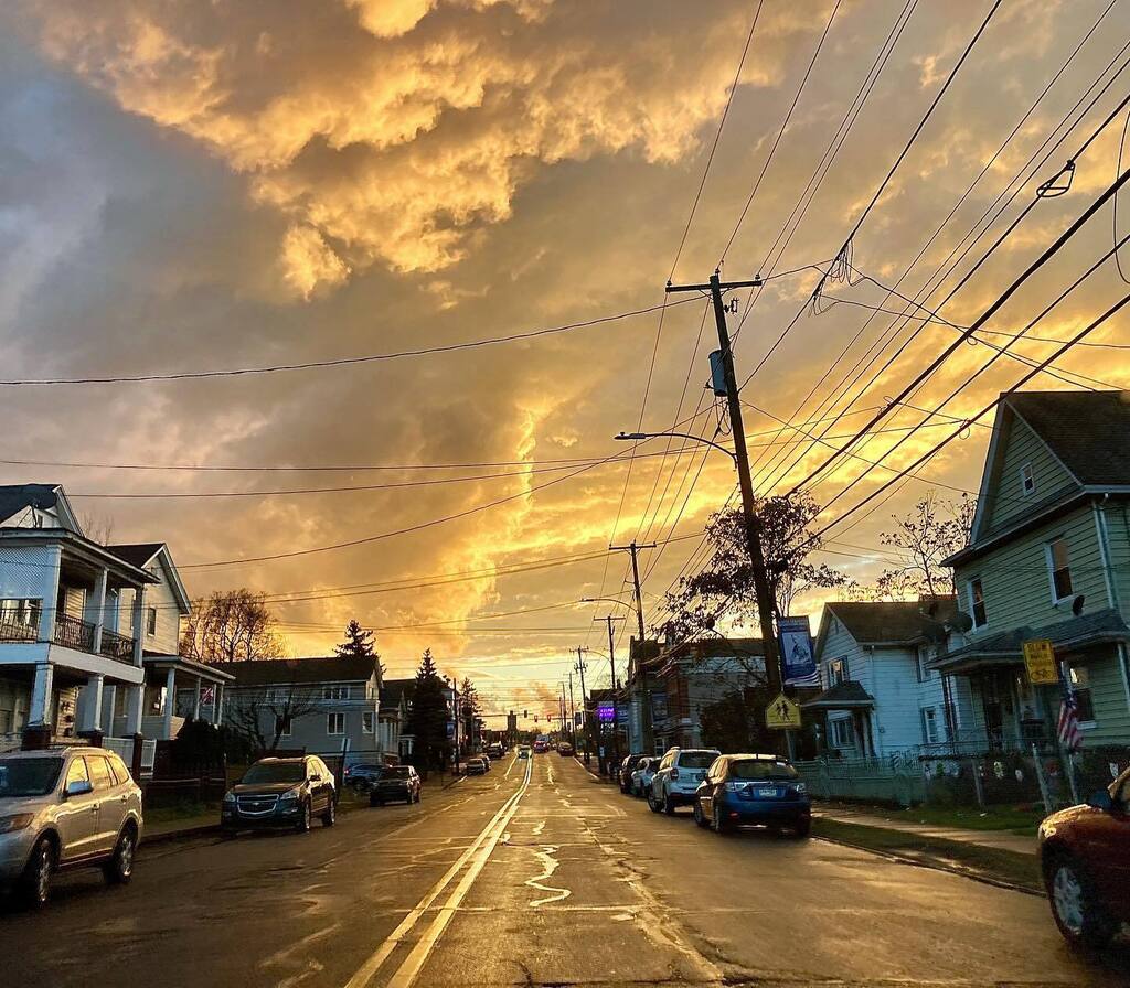 Maureen1743's tweet photo. December 3, 2022 Dusk Pittston Ave. #mood #skylovers #explorers_of_light 
#Scranton #scrantonpa #nepa #igers_nepa  #nepascene #cityscape #igers_scranton #The570 #scrantonscape #TheElectricCity #scrantonlove #pennsylvania_life  #endlessmountains  #streets… https://t.co/3GLrxTtiOC https://t.co/Mw2rp67jYM