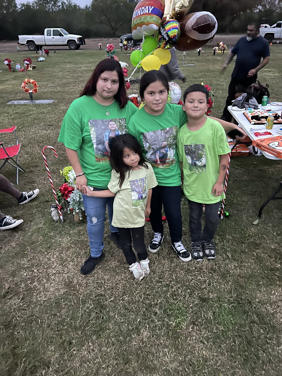 EvaduliaOrta's tweet photo. Here celebrate my son Rojelio Torres Birthday with my family https://t.co/uOfhWrGW8x
