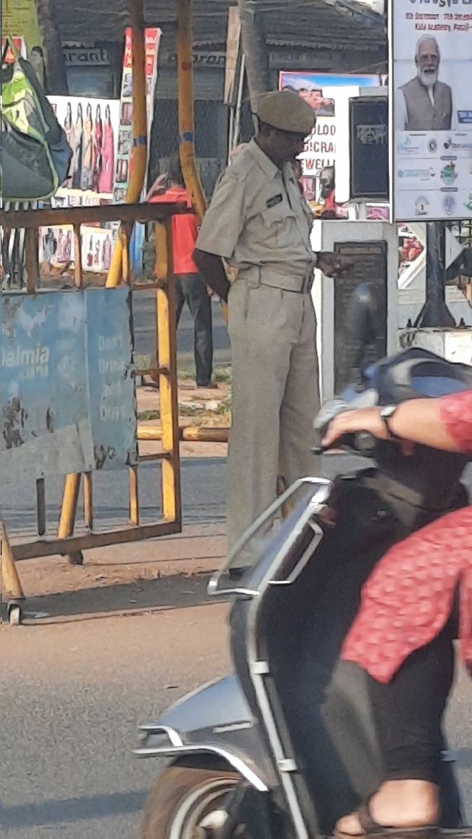 lex33377209's tweet photo. @nitin_gadkari,@prudentgoa,@Petition_Group,@ReggiePDias,@shanko_speaks 
Goa mapusa traffic police on his phone chx wats up, In the middle of the road. ignoring duty can we fine him ? Guess no fines are only for tax payers ? If these people are fined we may have a better india ! https://t.co/ypqRAt4PUl