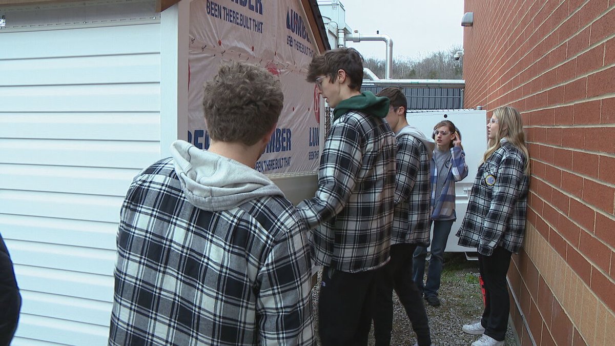 Local12's tweet photo. Local high school course gives kids the skills they need to own and maintain a home: https://t.co/8jUAmSVjsQ

Topics of study include: plumbing, electric, basic tool knowledge, cooking, painting, landscaping, carpentry, and flooring. 👍 https://t.co/dQ74WyZhow