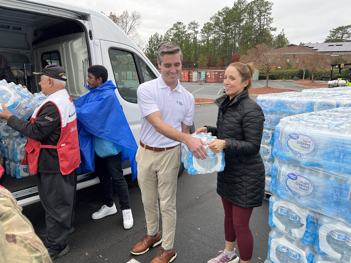 EverettIndira's tweet photo. Helping those in need is always a rewarding experience. So glad my ⁦@DukeEnergy⁩ colleagues were on the ground in Moore county today to assist residents with needed supplies like water and towels to take showers at designated shelters! Good always overcomes evil!! Do good!! https://t.co/7ticKsJpVs