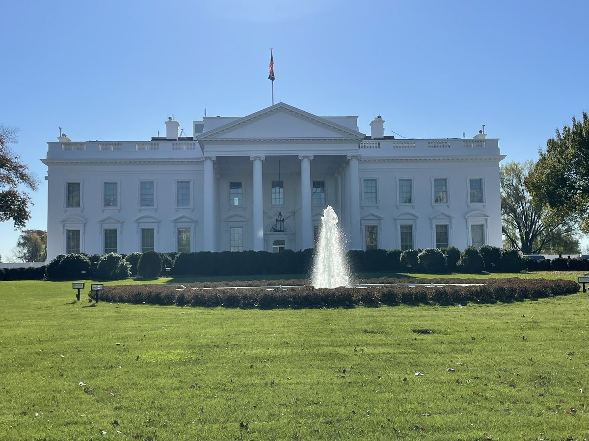 mrsdking4th's tweet photo. This Aussie teacher is super excited to be inside this house tomorrow. My 4th graders are also very excited. #go4thgrade #4thgradesocialstudies @ParticipateLrng #unitingourworld #POTUS https://t.co/wFFSBjSUOY