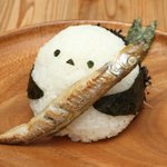 かわいくて食べられない!おにぎりがおかずを持って現れた!