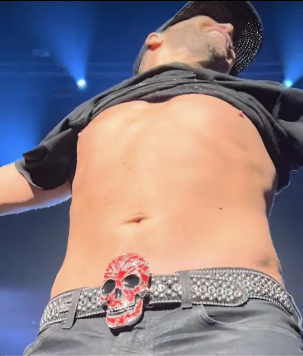 BuckeyeCuti's tweet photo. @tnormandeau22 @DW_bandw @24loves75 @nkotbgal21 @JoannaRondo9 @jmfnkotb1 @Ddub_Heartgold @JEEPGRL732 @DonnieWahlberg @SkipperChic @heatherleigh73 @alimshields #heworksout 📸 to the photographer https://t.co/CxIOYg4SUu