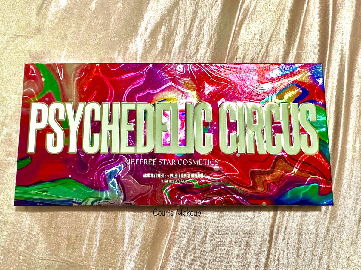 courts_makeup1's tweet photo. OMFG This packaging! @jeffreestar
#jeffreestar #jeffreestarcosmetics #jsc #jeffreestarapproved #jeffreestarobsessed #jeffreestaraddict #jeffreestarcollection #makeup #makeupaddict #makeupjunkie #makeupobsessed #productphotography #makeupcollection #psychedeliccircus https://t.co/K04Nn6zU4b