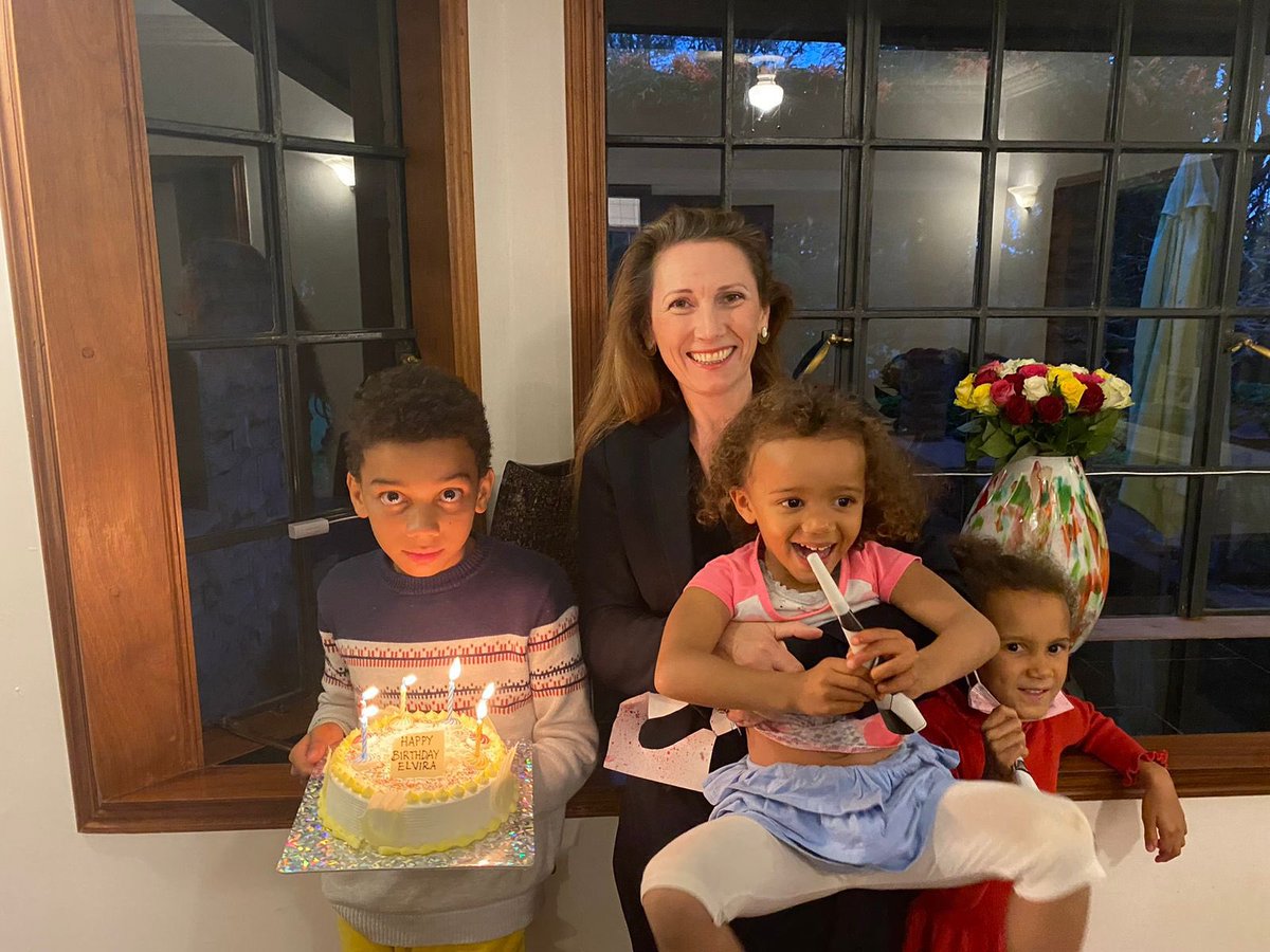 ElviraGoetz's tweet photo. Dear friends, I saw my daughter Sophia being locked up inside the car of my ex-husband next to her school. I talked to Sophia through the window, I told her that I loved her, that I missed her, that her siblings Thalia and Damian missed her. She smiled when she saw videos of them https://t.co/AppJ8gLtkK