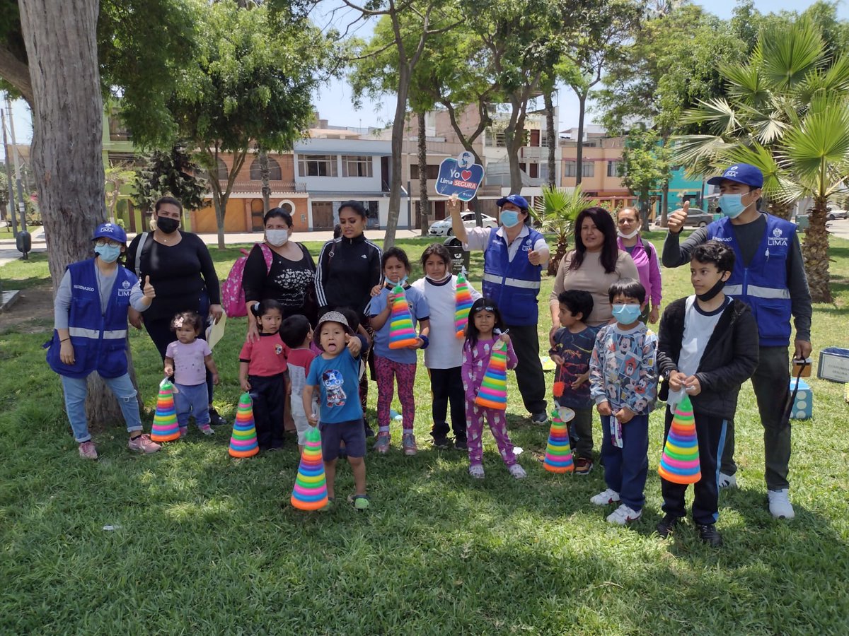 LimaSeguraMML's tweet photo. A fin de sensibilizar a los padres de familia, niños y niñas sobre la importancia de promover juegos que no fomenten violencia, la Gerencia de Seguridad Ciudadana de la @MuniLima inició la campaña "No me regales armas de juguete, regálame un juguete para armar”.
(1/2) https://t.co/utpvRApSNY
