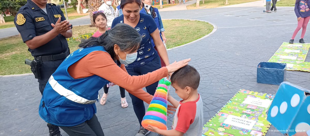 LimaSeguraMML's tweet photo. A fin de sensibilizar a los padres de familia, niños y niñas sobre la importancia de promover juegos que no fomenten violencia, la Gerencia de Seguridad Ciudadana de la @MuniLima inició la campaña "No me regales armas de juguete, regálame un juguete para armar”.
(1/2) https://t.co/utpvRApSNY