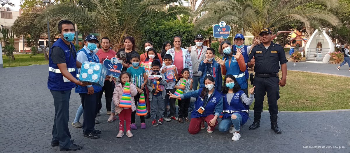 LimaSeguraMML's tweet photo. A fin de sensibilizar a los padres de familia, niños y niñas sobre la importancia de promover juegos que no fomenten violencia, la Gerencia de Seguridad Ciudadana de la @MuniLima inició la campaña "No me regales armas de juguete, regálame un juguete para armar”.
(1/2) https://t.co/utpvRApSNY