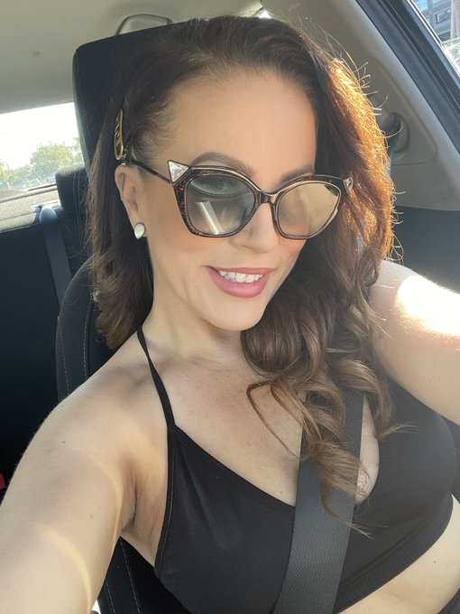 I&rsquo;m still not feeling 💯 percent, but I want to tell you guys that I love you :) https://t.co/K5wallY<a href="/tag/nationalselfieday"class="tags"><span>#nationalselfieday</span></a>