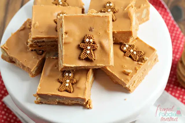 Requiring just 4 simple ingredients & your #microwave to make, this Gingerbread Oreo #Fudge is the perfect, easy to make holiday treat. Get the #recipe now at>> bit.ly/2UDx7Ls #gingebread #Oreos #holidayseason #easyrecipe #dessert