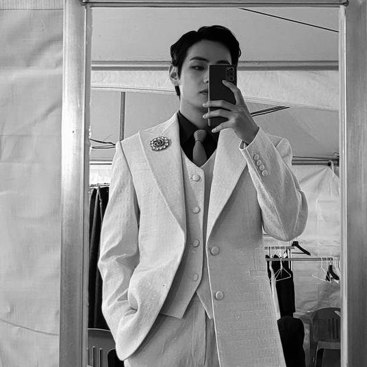 JeonZaman's tweet photo. Guess who also likes taking mirror selfies!🤭

#ARMYSelcaDay
#ARSD https://t.co/jLEHnI21wD