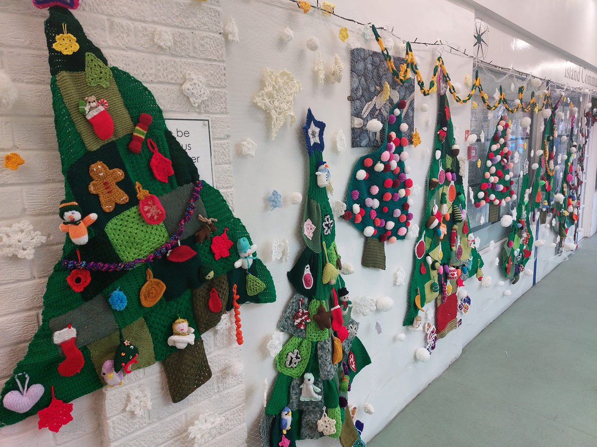 ICA's Christmas celebrations kicked off in style with our new Community Crafters project - Winter Wild 'N' Woolly. 40 Portland residents knitted the 800+ items included in the installation. Amazing achievement by all involved. bit.ly/3FzEPjv
#Christmas #Portland #Dorset