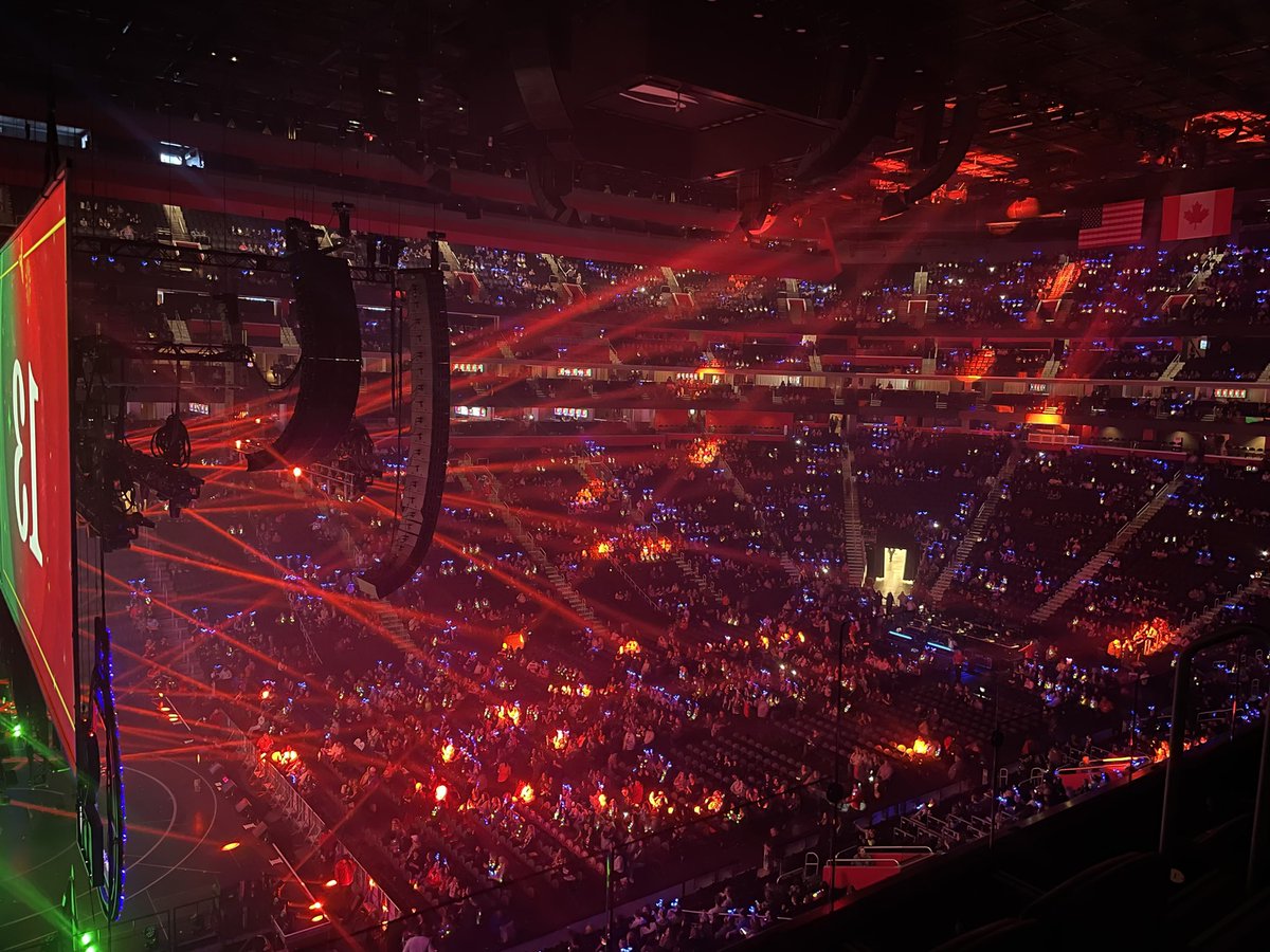krklein's tweet photo. @iHeartRadio #jingleball2022 lights up Detroit.  An amazing lineup and loving those light up reindeer antlers! https://t.co/25pJgUF9vE