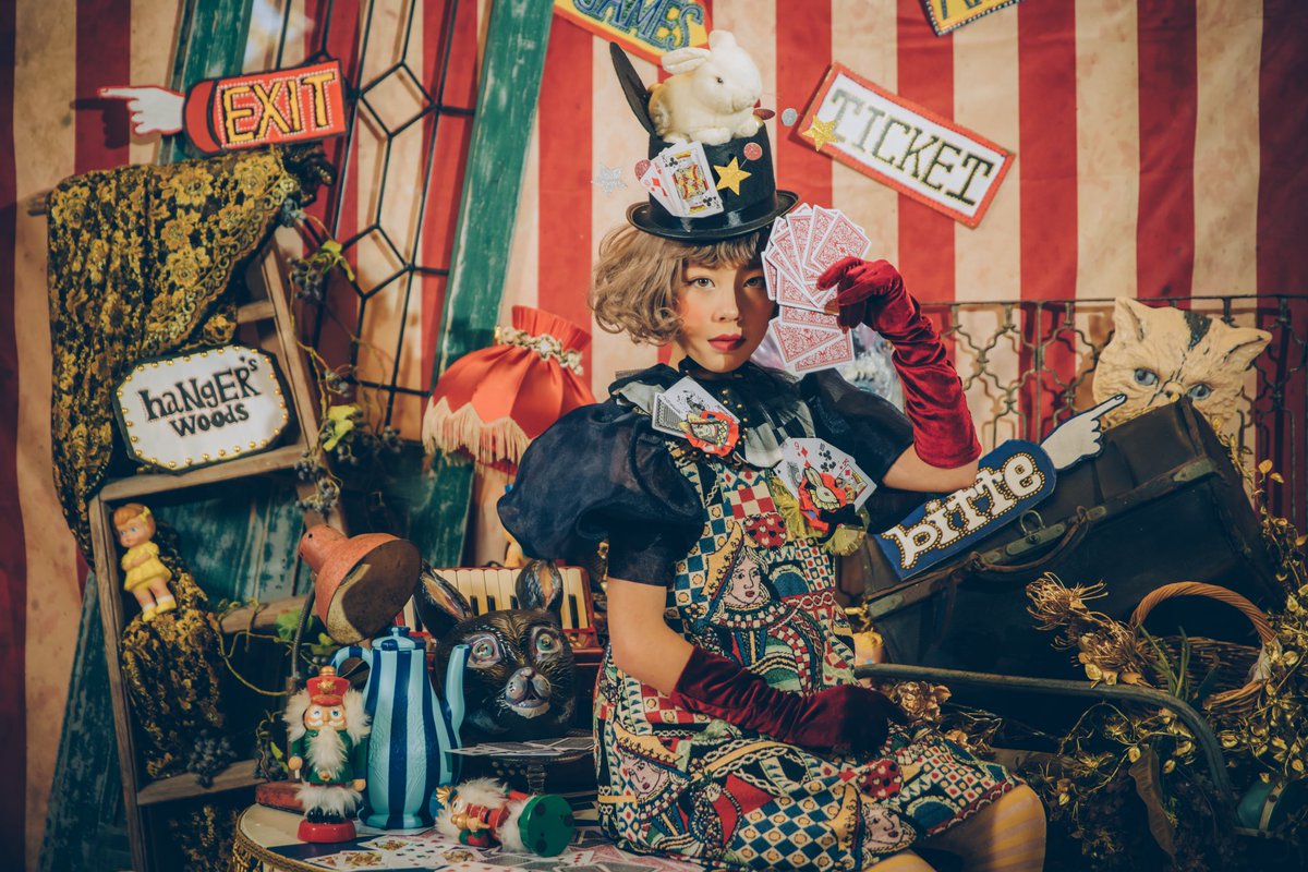 2525arisa2's tweet image. 今日は本番前の一休み。
マジックで本番占い中♥️♠️♦️♣️
#mixmodel #magician #sapporo撮影会　#札幌haNgER #bitte撮影会