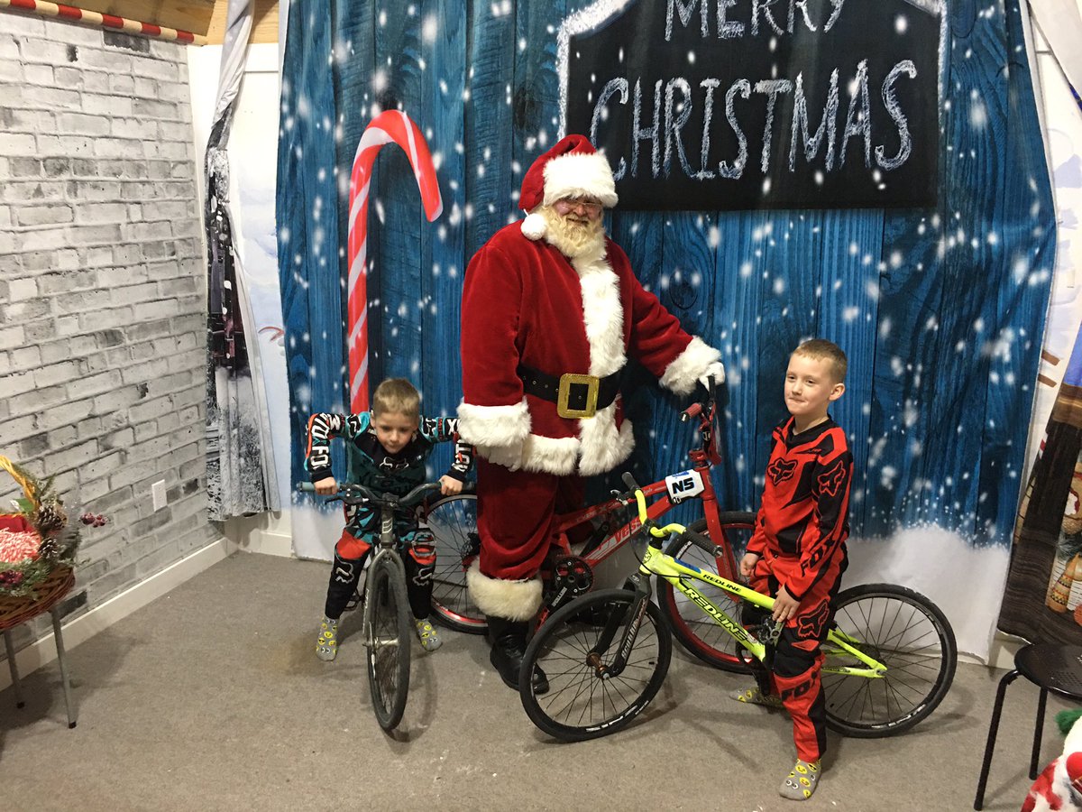 cjhoff6's tweet photo. What’s better than pictures with Santa? BMX pictures with Santa!
#selfieswithsanta
#socialsanta
#innisfailsanta https://t.co/ujtOAfIxUr