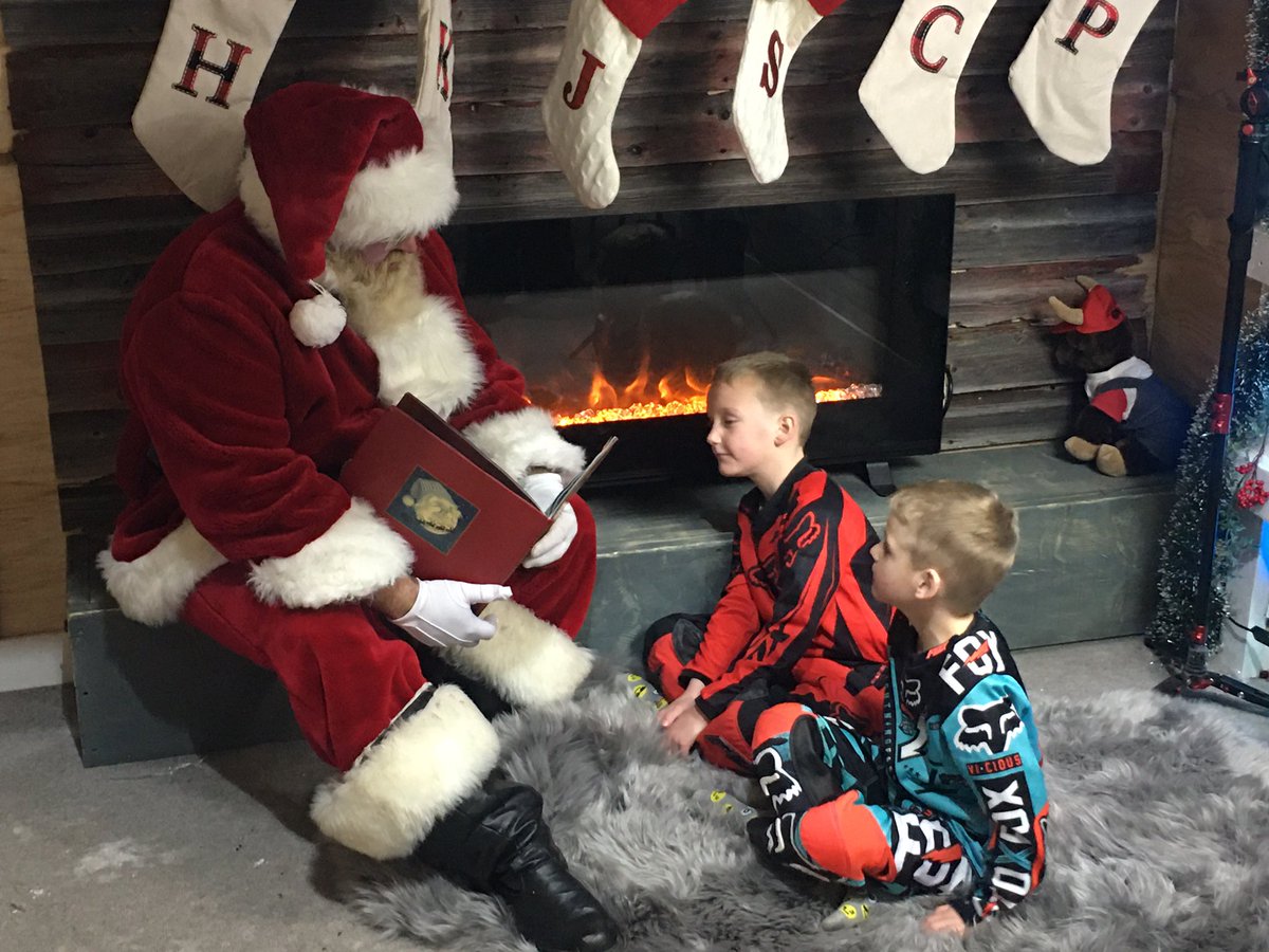 cjhoff6's tweet photo. What’s better than pictures with Santa? BMX pictures with Santa!
#selfieswithsanta
#socialsanta
#innisfailsanta https://t.co/ujtOAfIxUr