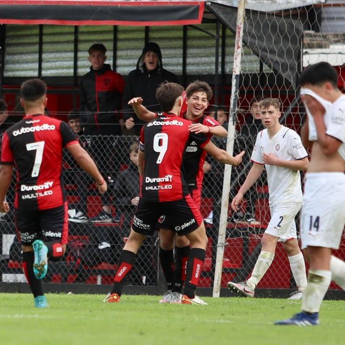 NewellsJuvenil's tweet photo. ¡Que sean muchos más! 💥

Scarpeccio 🤜🏼🤛🏼 Acuña https://t.co/CGpqohMzDe