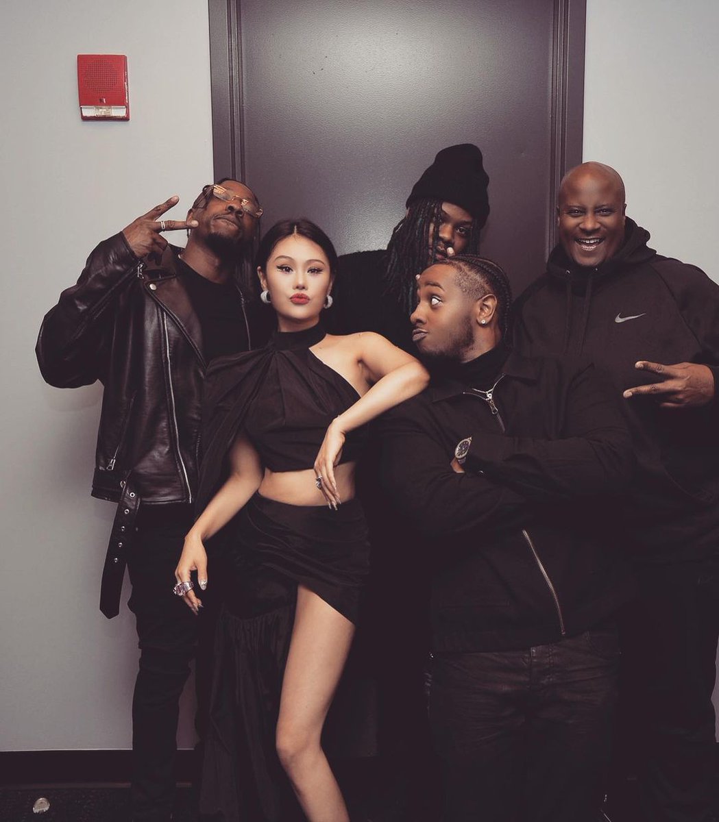 tiaraymusic's tweet photo. THE CREW 💕
Those who made me better, always matters more ✨

#musicmatters #metamoon https://t.co/PUjzS4OXY7