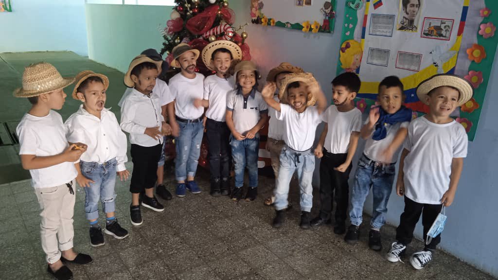 ceinmaelisa's tweet photo. Pesebre viviente institucional 🌟💫✨😇👶🏻 #FelizNavidad🎁 @ZonaEducTachira @coordinicial @Div_Ini_Pri_Esp @Berzabethg1 @MPPEDUCACION https://t.co/OiCOpnSsil