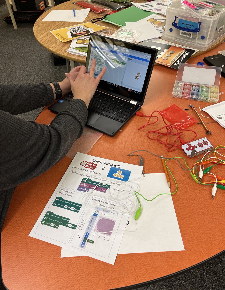 Tinker Time @CCSD_edu was full of festive innovation! Teachers were able to design, test, and retry their creations. Lots of learning with #makeymakey #microbit #ozobot #beebot #greenscreen #circuits #chatterpix #makermindset.  We 💗 #coding with purpose! @edtechjodie @Sprotest