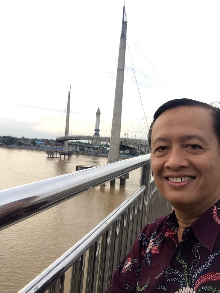 henrysubiakto's tweet photo. Kemarin sore setelah nyoba durian, nyempatin foto di tengah kota Jambi. Ini namanya jembatan Ancol di atas Sungai Batanghari. Jd Ancol tak hanya di Jakarta lho. Tentang Durian, ternyata yg skrg dijual masih berasal dari Sumbar, produk durian Jambi sendiri belum bnyk ada. https://t.co/UaCh2wbOUy