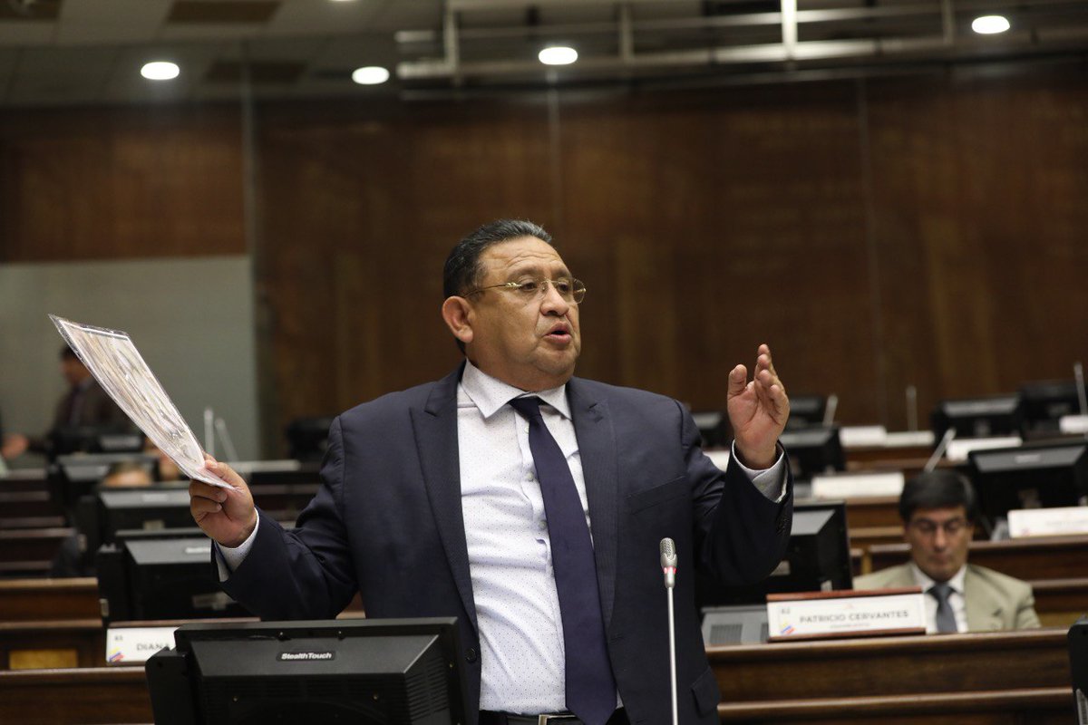 AsambleaEcuador's tweet photo. #PlenoLegislativo | @RemacheSimon1 recuerda que la semana pasada existió un decreto presidencial donde se elimina el subsidio de combustible al sector camaronero. Resalta que dicho sector aporta 7.300 millones de dólares anuales. Pide "bajar ese decreto". https://t.co/G24FkKqwRw