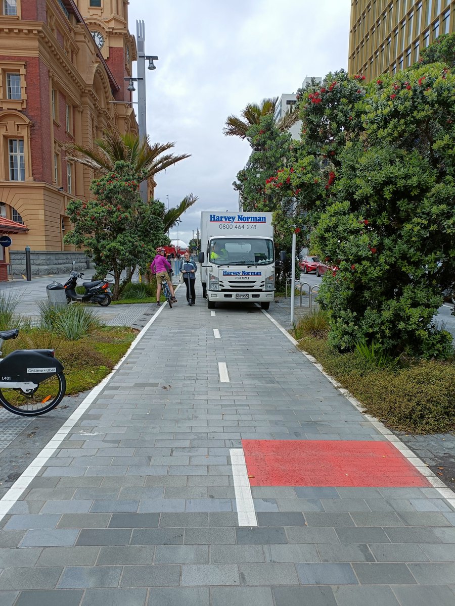 Hey @harveynormanNZ do you think you could find a better place for your drivers to have their smoko. <a href="/BikeAKL/">Bike Auckland</a> <a href="/AklTransport/">Auckland Transport</a>