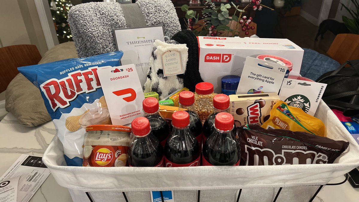513VBRankings's tweet photo. Basket from our VB friends @suabulldogad great people with big hearts!!! Watching Christmas movies you need this basket!! #keepgoing25 https://t.co/pxuf58XMa6