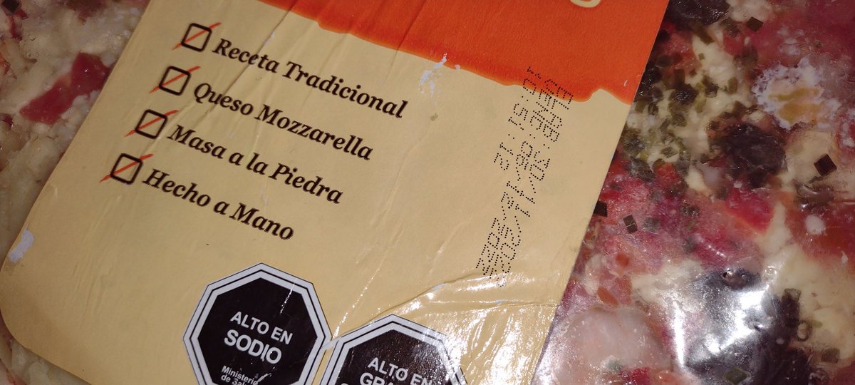 upzerocool's tweet photo. @JumboChile hola , esta vez tengo una queja muy grande con ustedes , compre el fds una pizza artesanal que nunca falla y está viene con hongos y aún está en la fecha antes de vencimiento!!! https://t.co/69515T36gm