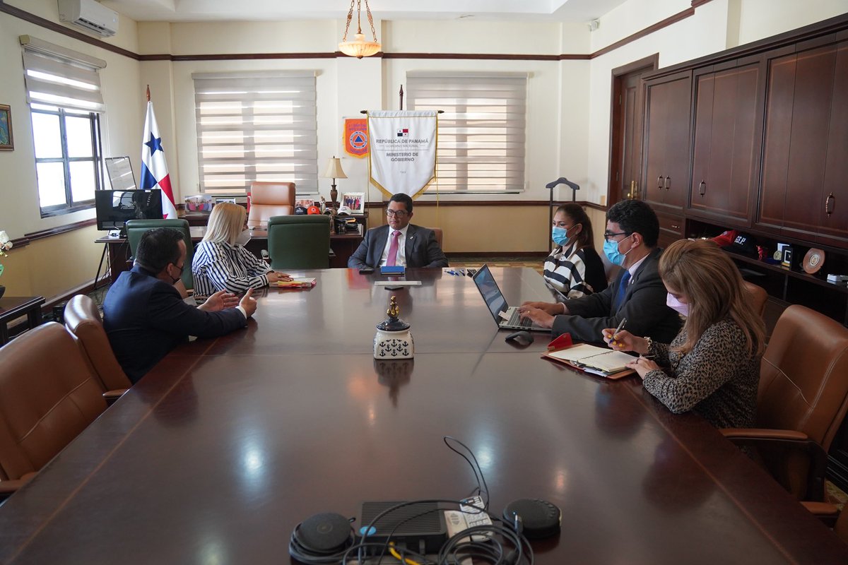 Me comprometí a dar respuesta a la situación actual con relación al ingreso de los profesionales del derecho a los centros penitenciarios, por eso conversé con representantes del <a href="/PanamaCNA/">Colegio Nacional de Abogados</a>, como abogado entiendo que la revisión de los procesos es crucial. #UnidosLoHacemos 🇵🇦