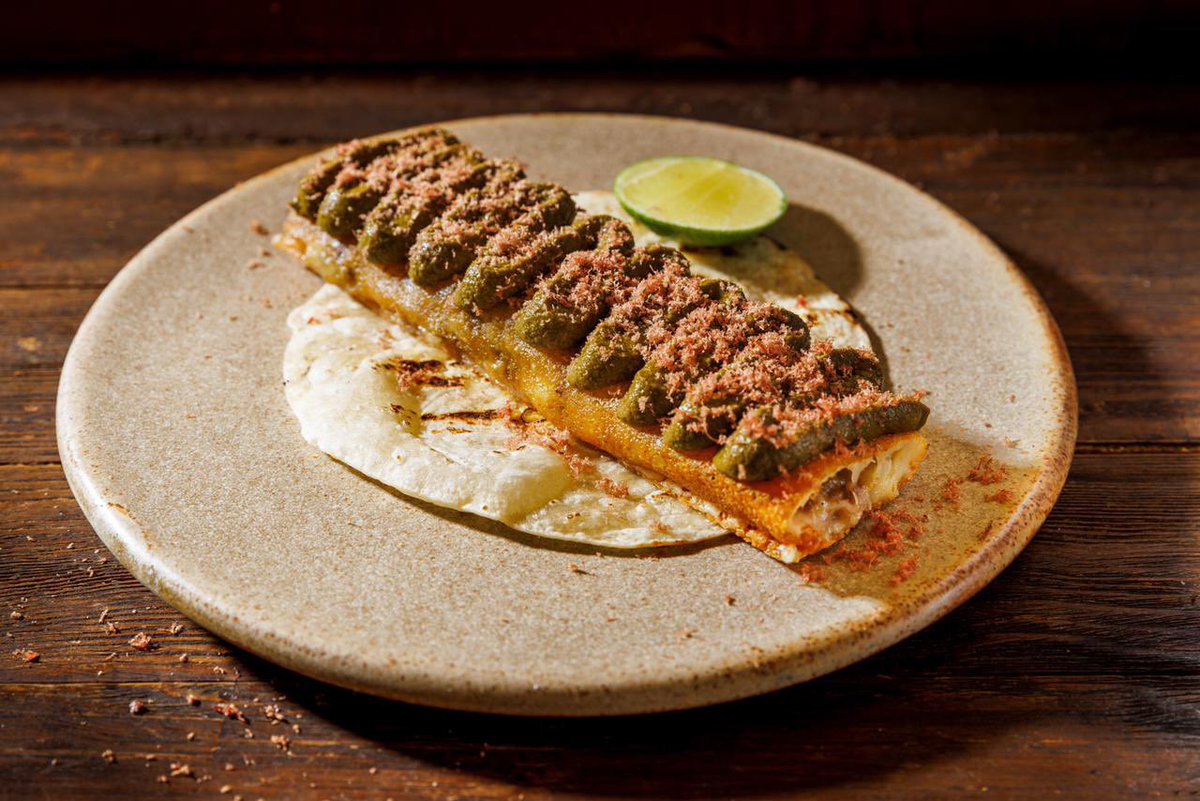 Un taco a nuestra manera y un homenaje a las costras de queso de la ciudad.

Costra rellena de chamorro confitado con pipián y lengua ahumada. 👌🏻✨ 

#cdmx #alelírooftop #gastronomía