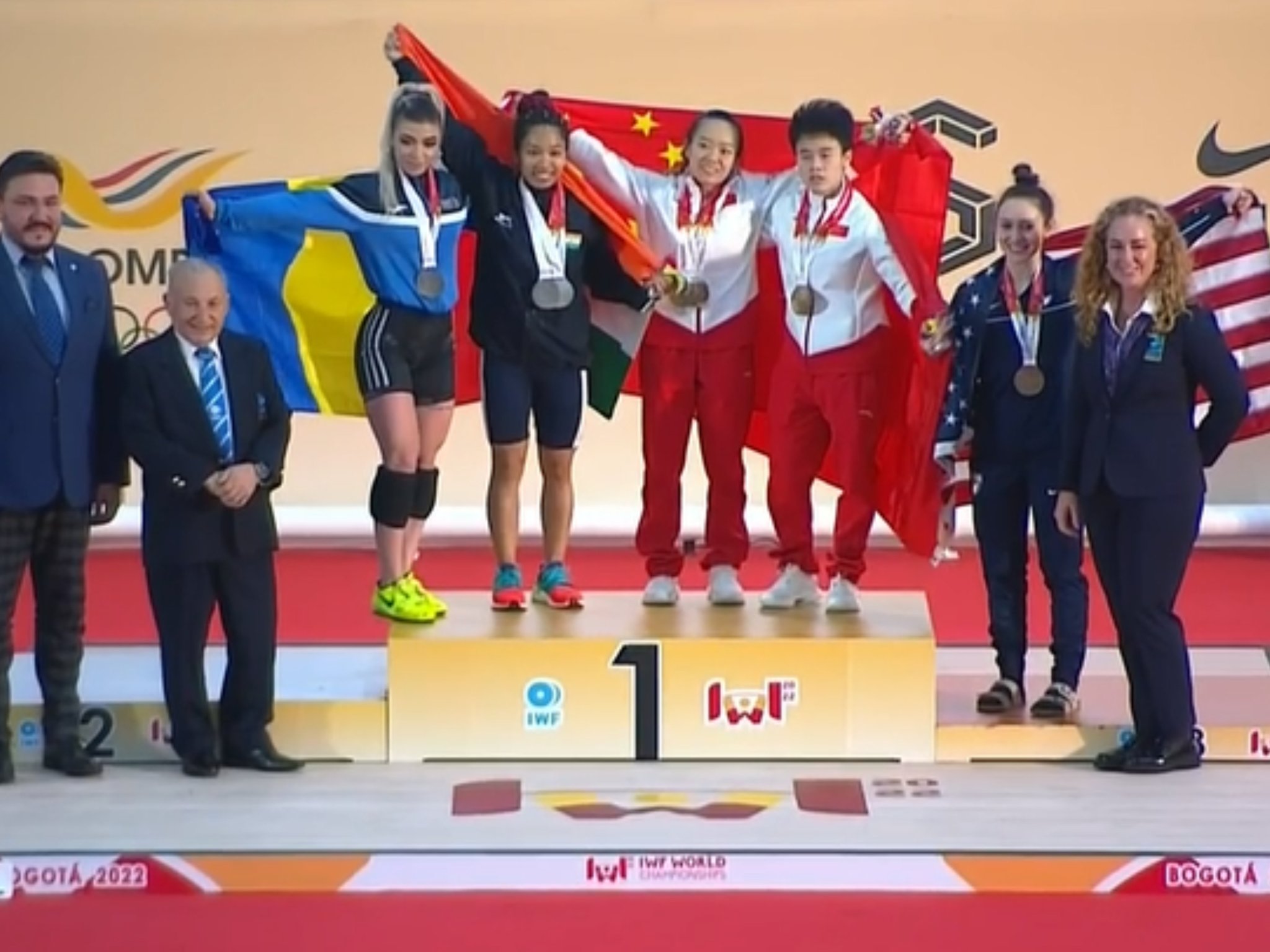 Video: 200 किलो का वजन उठाकर भारोत्तोलक मीराबाई चानू ने विश्व चैंपियनशिप में रजत पदक जीता