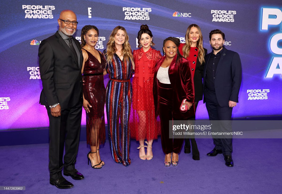 PompeoLatest's tweet photo. 📸 | Ellen Pompeo and the Grey’s Anatomy cast at the #PCAs https://t.co/a1Eg6dnWCD