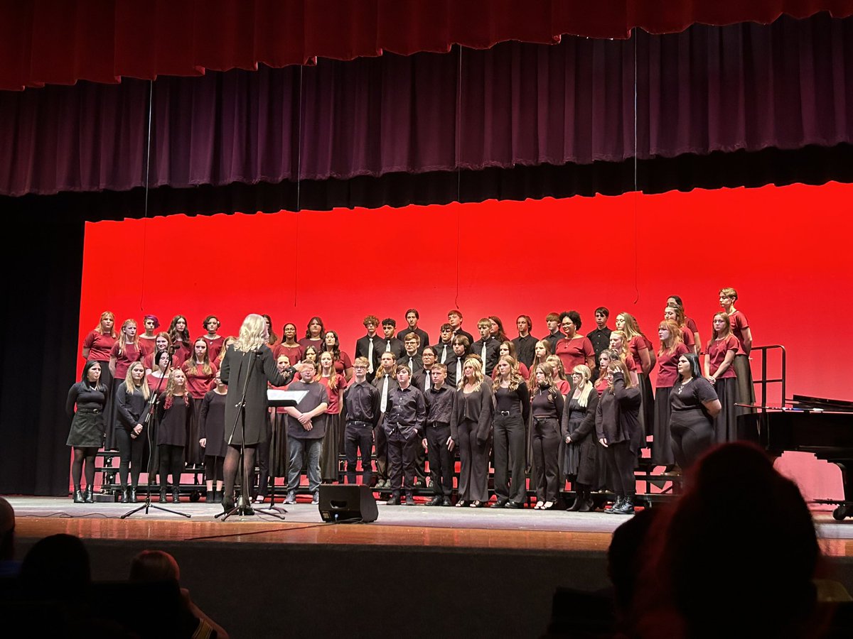 WysongScience's tweet photo. The arts are alive and well at Franklin High School! 3 A cappella groups, 2 choirs and 1 great concert! If you haven’t been to a choir or band concert, a play or musical @AdminsFHS you are missing out! #bravo #brava https://t.co/vOrLhQ0w3g