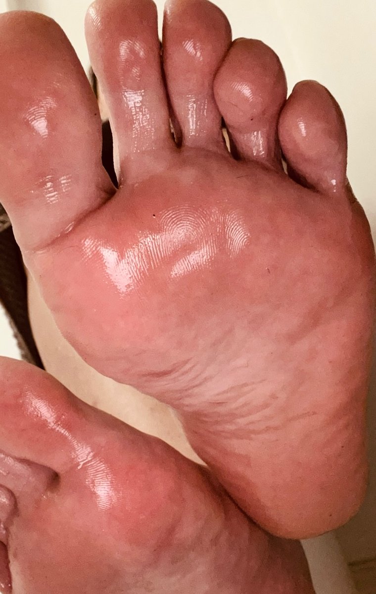 NovakaneG0d_'s tweet photo. A nice oil rub before bed 🧘🏼‍♀️

Foot worship Foot fetish #footfetısh https://t.co/JABmT0D53r