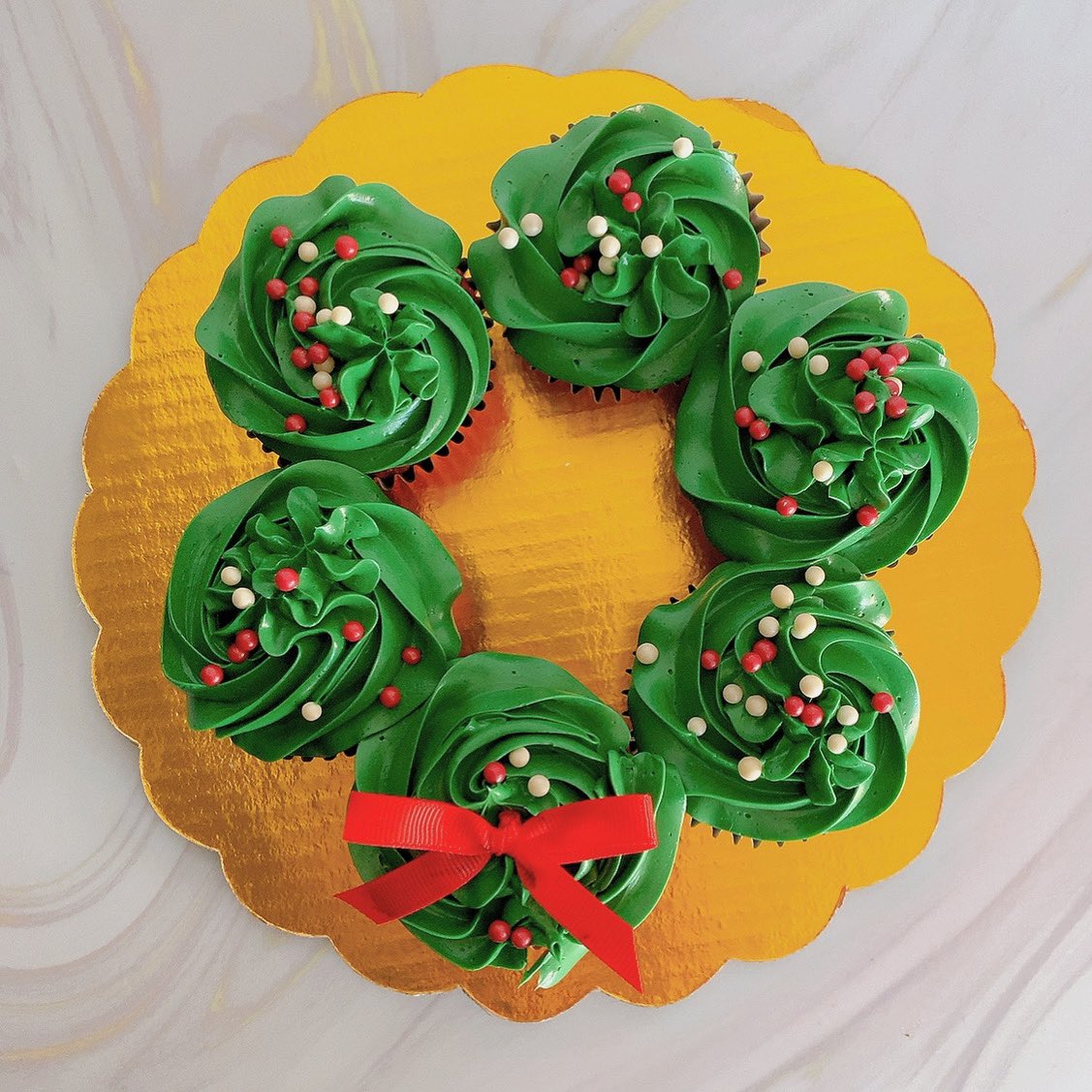 dabakeryhn's tweet photo. Mini christmas wreath❤️🎅🏼🎄✨ #holidayszn https://t.co/ox2U1PGAey