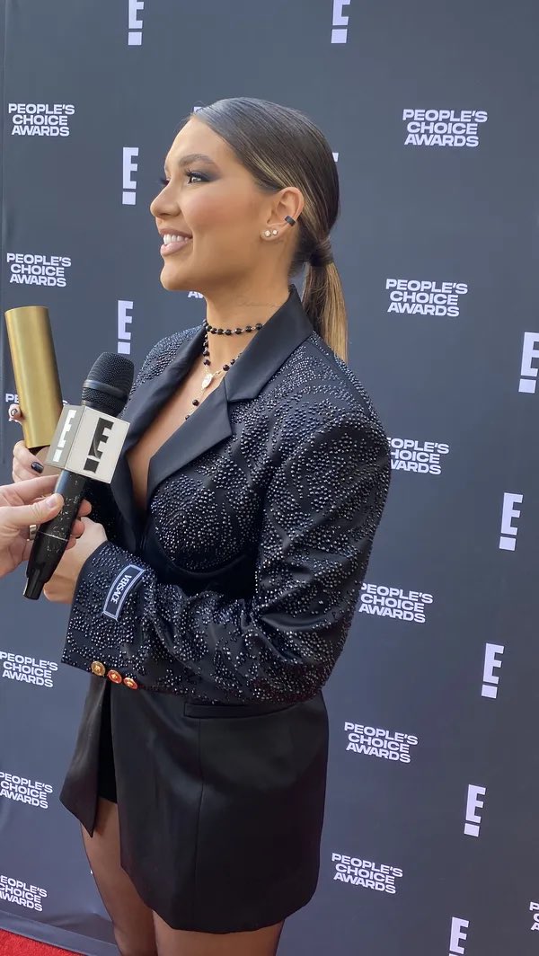 cfdavirginia's tweet photo. Primeiro prêmio internacional da nossa Virginia. 💖✨ @peopleschoice https://t.co/VjKQkeaLi3