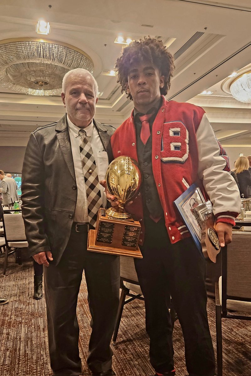 Winner of the Joe Cipp Award presented to Suffolk’s top running back at the Suffolk County Coaches Association banquet Monday night at the Hyatt Regency in Hauppauge.
Congratulations <a href="/DontePhillips05/">Donte Phillips</a>!! 🎉🎉
