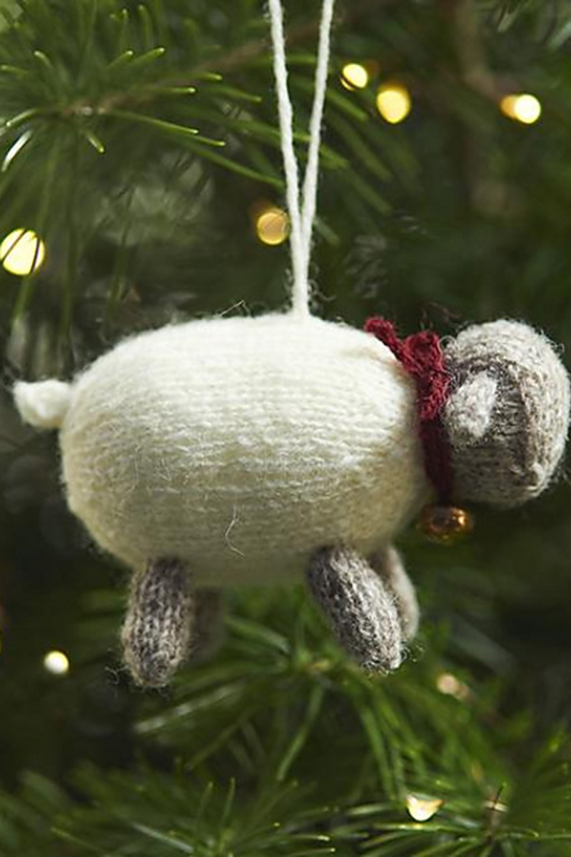 Whether ewe hang them on your Christmas tree or keep them as a desk companion, these little friends are every knitter's dream! 🐑

Designed by Freshly Millsap these Wooly Wee Sheep are a great way to try out the classic wools from Jamieson's of Shetland!
jimmybeanswool.com/knitting/yarn/…