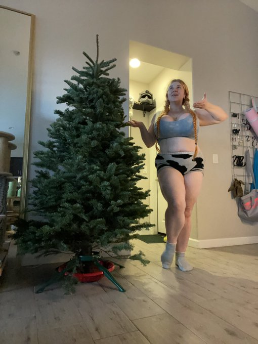 She&rsquo;s naked right now but once she&rsquo;s decorated I&rsquo;ll share her again~ 🎄🎁 https://t.co/OYJfTbtOFi