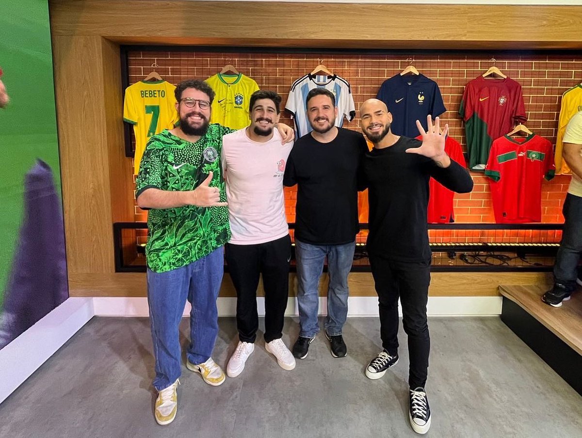 brauneoficial's tweet photo. Cazé TV batendo 5 milhões de inscritos conosco ao vivo? Temos!
@beltraogui @raphaelrezende @pedrosa @Casimiro https://t.co/5RgNIkFZCh