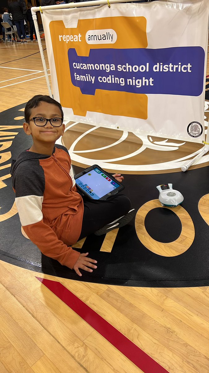 iteachingles's tweet photo. Kids are loving Family Coding Night - thank you @LAESPrincipal ! https://t.co/RD6EJZDhyd