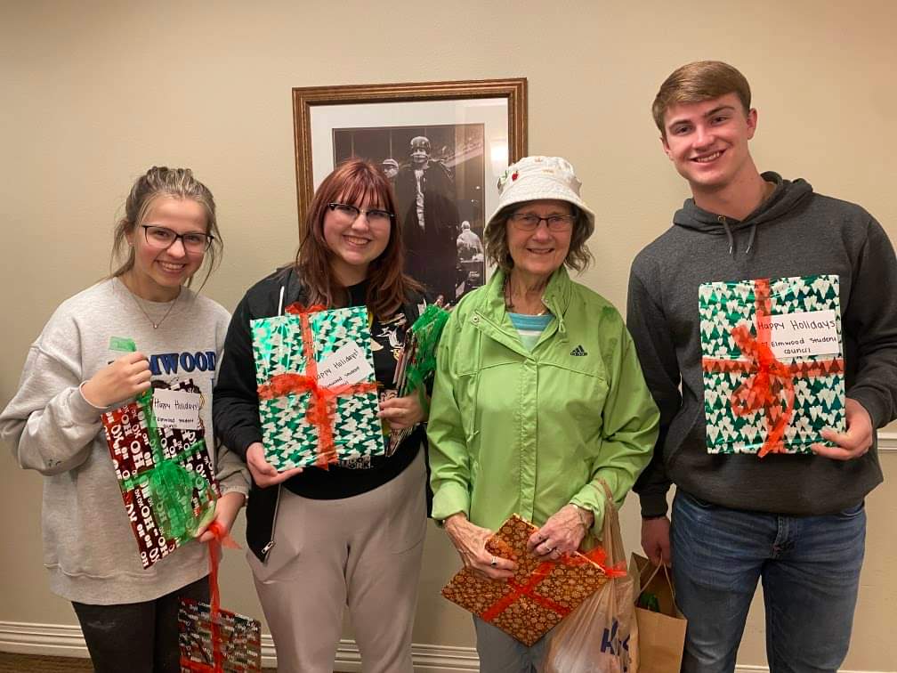 EHSROYALSTUCO's tweet photo. EHS Student Council brought a little holiday cheer to the Brookdale residents. 
@elmwood_hs https://t.co/kyHEFilLRZ