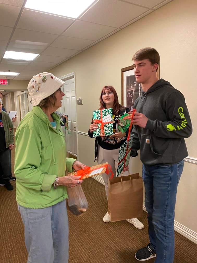 EHSROYALSTUCO's tweet photo. EHS Student Council brought a little holiday cheer to the Brookdale residents. 
@elmwood_hs https://t.co/kyHEFilLRZ