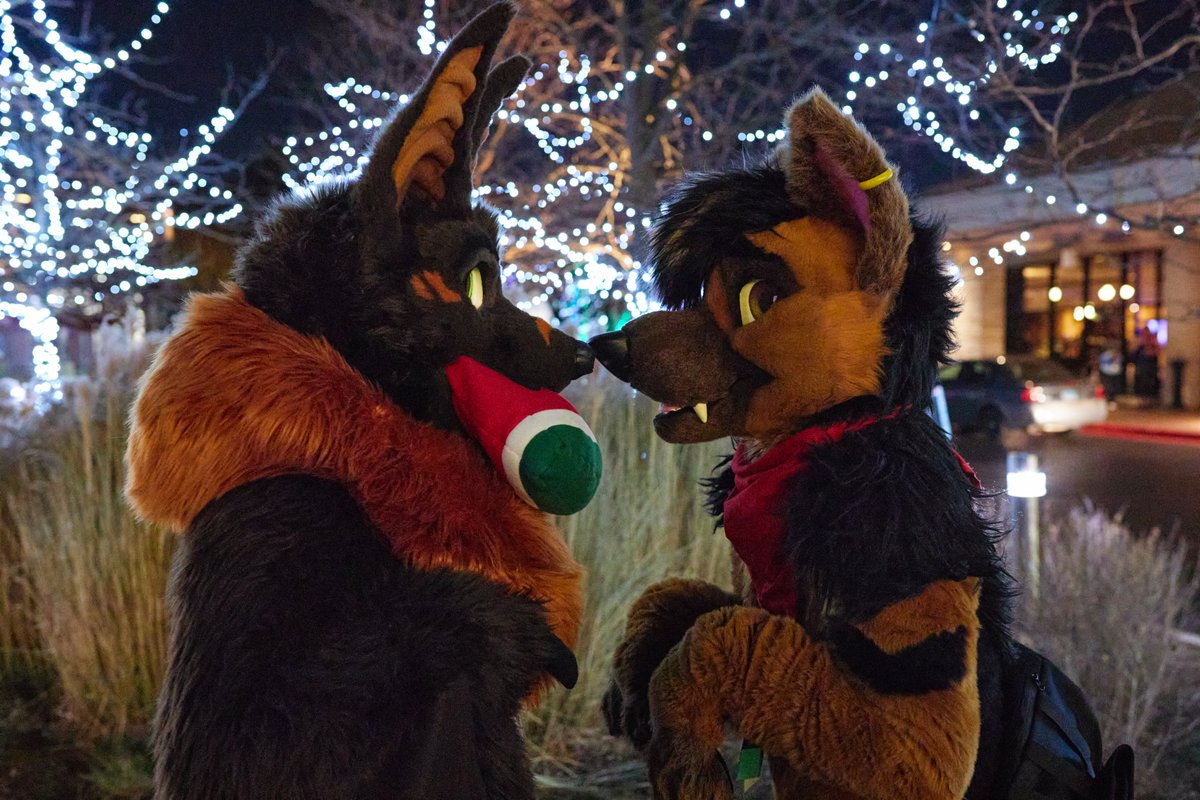 After lurking so long in his Twitch streams, I finally got to meet <a href="/DoryuuZ_/">DORYUUᶻ 🌕</a> in a person, and wearing his suit, along his friendos. <a href="/RustledFluff/">rustledfluff.bsky.social</a>