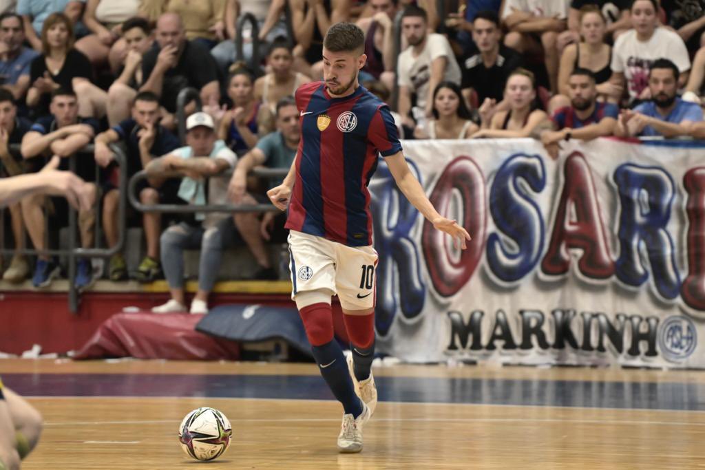 CASLAFutsal's tweet photo. DESDE BOEDOOO SALIOO EL NUEVO CAMPEOOOON 💙❤️ https://t.co/H6Pgj5L44G
